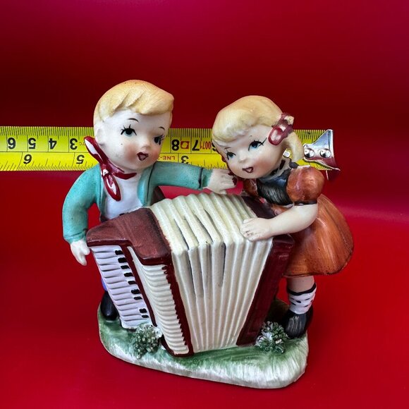 VTG HUMMEL STYLE JAPAN CERAMIC FIGURINE BOY & GIRL PLAYING ACCORDION, RARE FIND - Picture 6 of 7
